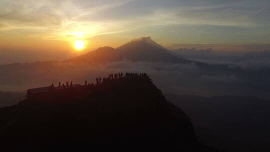 日落时分一群人在山顶的鸟瞰