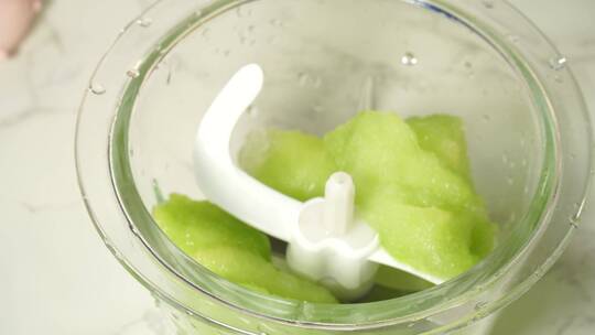 绿色水果果泥搅拌机打水果奶昔