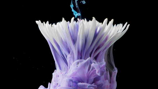 五颜六色的颜料墨水像一朵花一样流入水中