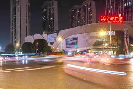 城市万达广场街道路口行人机动车流光轨延时