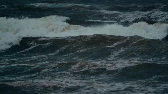 海边海浪翻滚潮汐涨潮海岸海水波浪