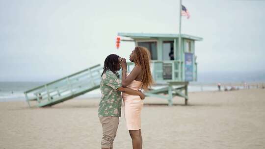 情侣在沙滩上拥抱