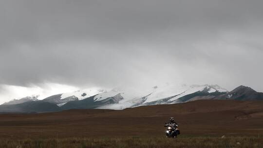 雪山下骑摩托视频素材模板下载