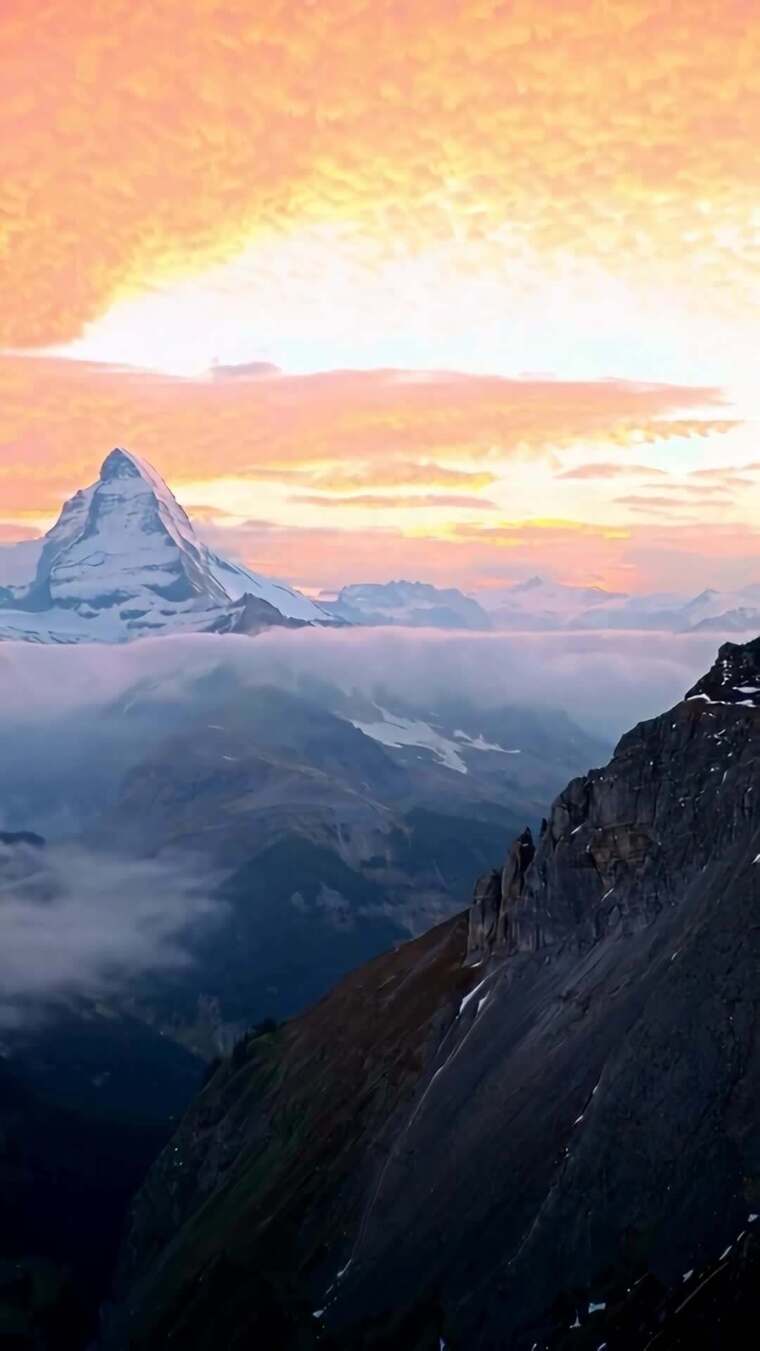 雪山云海日出美景