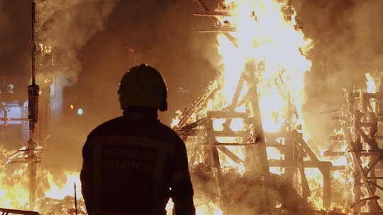 消防员控制西班牙拉斯法拉斯节的篝火