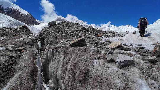 攀登四川第二高峰中山峰的登山队徒步冰塔林