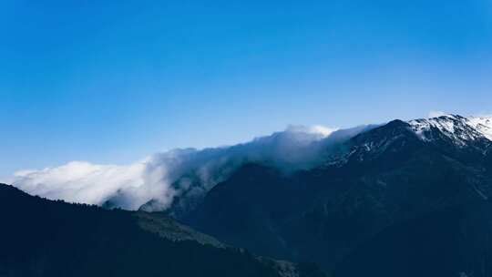 雪山顶上的云海流动,延时摄影