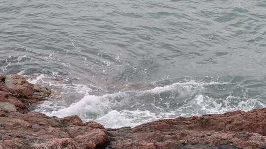 大梅沙礁石风起浪涌