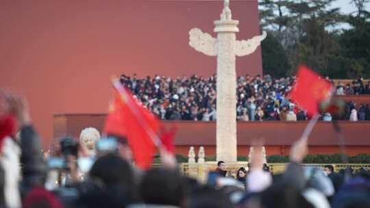 天安门广场新年升旗人群挥舞红旗歌唱祖国