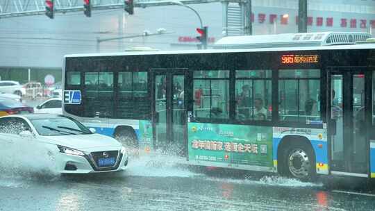 高速下雨暴雨城市行人街道