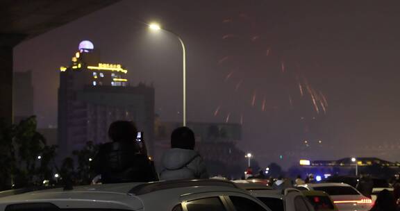 除夕夜。重庆在两江之中放烟庆祝新年