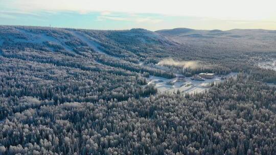 白雪覆盖的山林和滑雪场