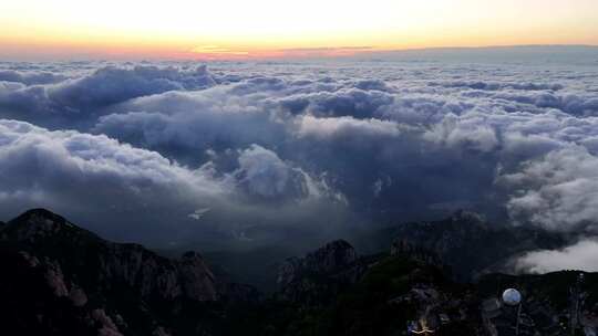 泰山之巅，云海奇观