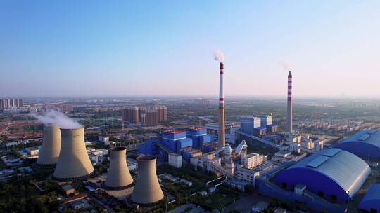 中国内蒙古呼和浩特黄昏中的燃煤火电厂航拍
