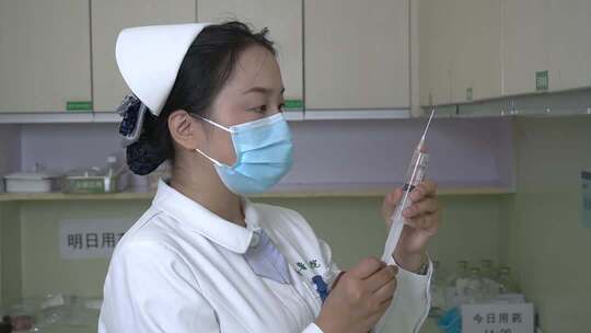 护士配药注射器