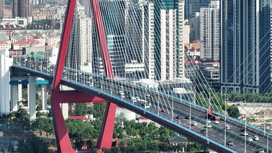 车辆行驶在上海杨浦大桥上视频素材模板下载