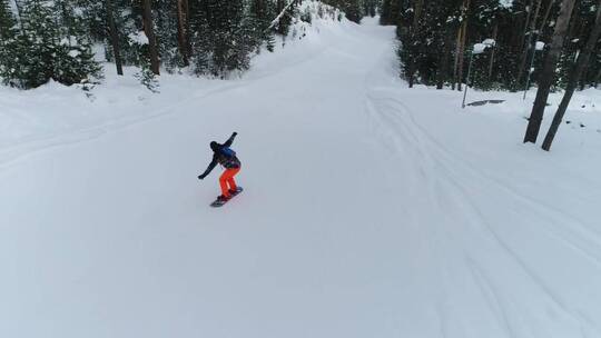 用滑雪板滑下一座小山