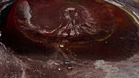 吉普车在火山黑土地上空行驶