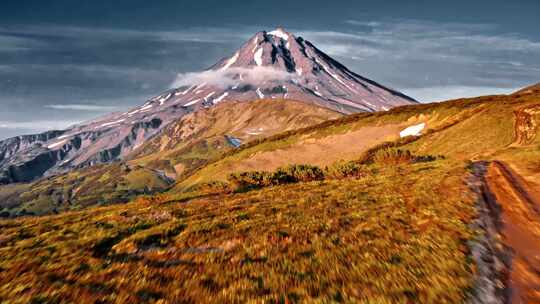 火山天线旁的越野吉普车