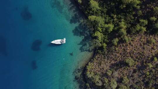 一艘游艇在大海海面搁浅