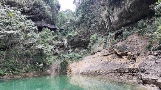 山间栈道与碧绿湖水相映成趣的自然景观