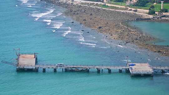 海南三亚大东海早晨海浪沙滩度假风光