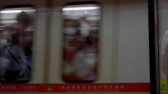 2023最新广州地铁戴耳机低头族合集视频素材模板下载