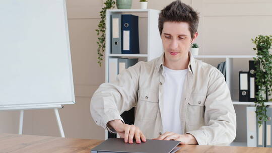 男人打开笔记本电脑视频素材模板下载