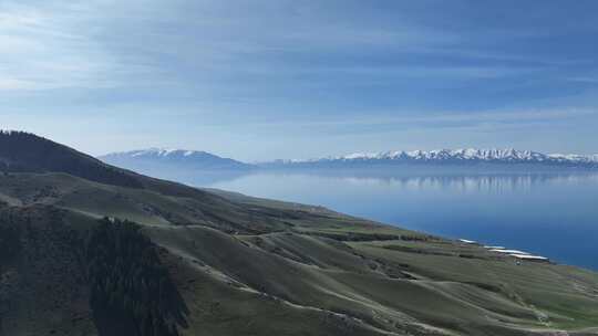 蓝天白云下的新疆赛里木湖风景名胜区