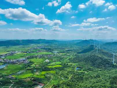 山上矗立的风力发电机群全景