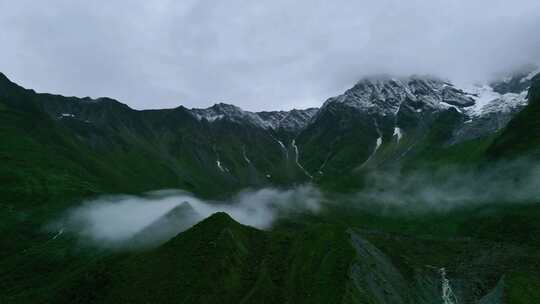 航拍四川甘孜海螺沟景区扇子山雪山草甸风光