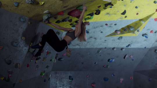 女攀岩者在室内攀岩馆攀岩视频素材模板下载