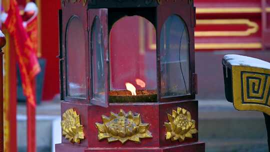 北京冬季下雪天烧香祈福庙宇风光