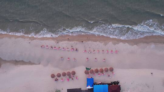 横移俯瞰海浪沙滩游客