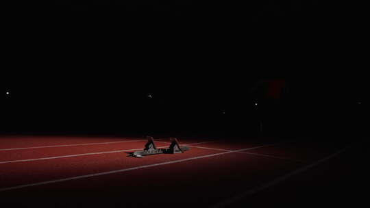 夜间跑步者中的激励运动员训练关于开始人准