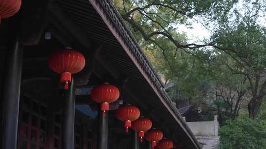 新昌大佛寺挂满红灯笼的古建筑
