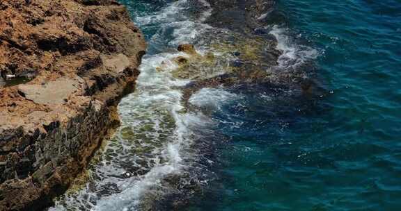 海浪撞击岩石海岸