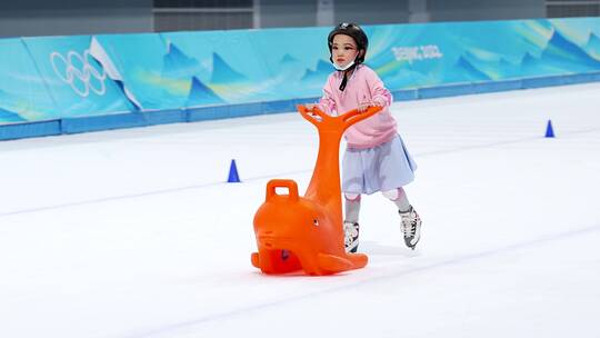 4K--在“冰丝带”国家速滑馆练习滑冰的女孩