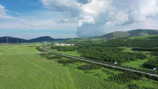 【航拍】草原天路  草原公路上行驶的汽车