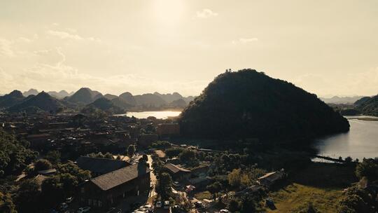 夕阳下的普者黑仙人洞村