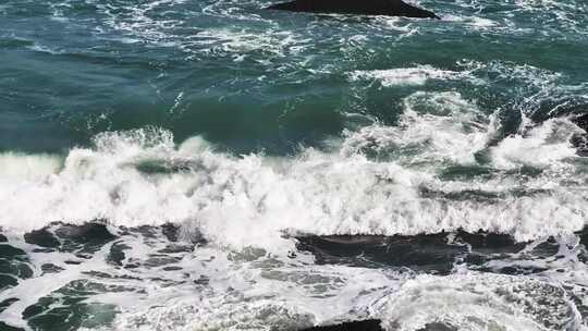 空中俯瞰波涛汹涌的海浪