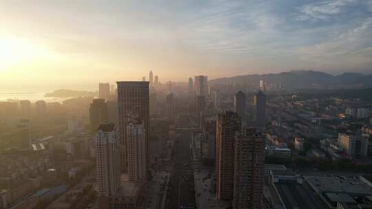 日出时分的城市高楼全景