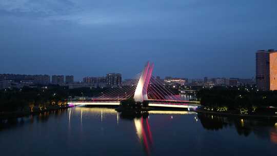 航拍河南郑州龙子湖公园龙子湖大桥夜景