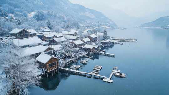 冬天雪景下的泸沽湖风景