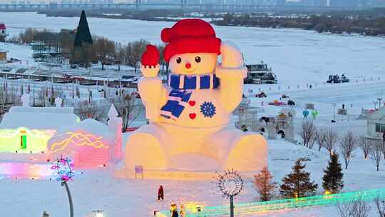 中国黑龙江哈尔滨外滩码头大雪人航拍