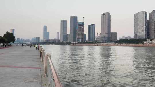 长沙橘子洲头的游客和沿岸江景