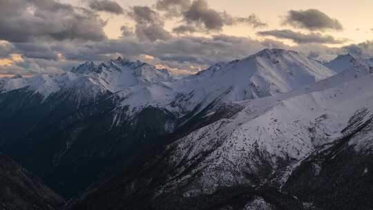 航拍雪山日照金山