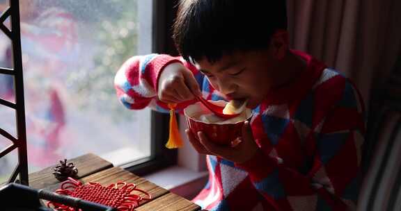 中国家庭小孩吃饺子慢镜头