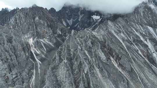 四川甘孜稻城亚丁群山风光岩石裸露没有植被