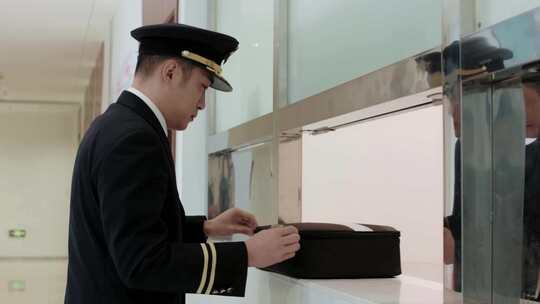 【4K】空乘服务人员出差酒店登记视频素材模板下载